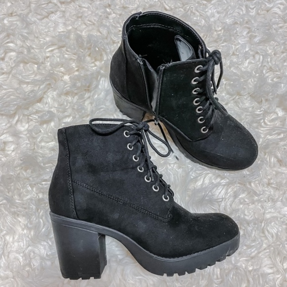 Lace up suede boots.